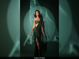 Esha Gupta Didn't Need Jewellery With Her Festive Outfit Because Her Emerald Green <i>Saree</i> Already Came With One Esha Gupta Didn't Need Jewellery With Her Festive Outfit Because Her Emerald Green <i>Saree</i> Already Came With One
