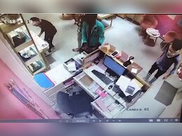 VIDEO: DGP के घर के नजदीक के शोरूम में हुई लूट का वीडियो आया सामने, बेउर जेल से जुड़े तार VIDEO: DGP के घर के नजदीक के शोरूम में हुई लूट का वीडियो आया सामने, बेउर जेल से जुड़े तार