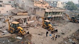 Sikar Encroachment Drive: सीकर में 50 दुकानों पर प्रशासन ने चलाया बुलडोजर, व्यापारी बोले- 'अतिक्रमण से ज्यादा तोड़ा तो करेंगे विरोध'