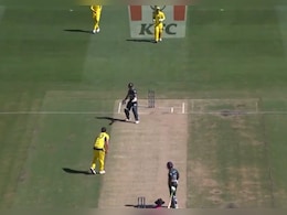 VIDEO: पाकिस्तानी खिलाड़ी ने बीच मैदान में किया कुछ ऐसा, आउट करना छोड़ हंसने लगे पैट कमिंस