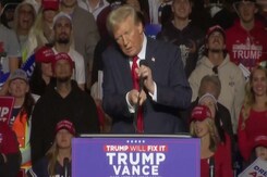 Trump Rips Mic Off At Rally, Crowd Chants 'Fix The Mic' Trump Rips Mic Off At Rally, Crowd Chants 'Fix The Mic'