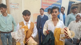 बारात निकलने से पहले दूल्हों पर लाठी-डंडों से हमला, मारपीट कर किया बुरा हाल, वीडियो हो रहा वायरल