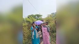 समाज को आईना ! चार बेटियों ने खुद उठाई पिता की अर्थी, संबंधियों ने कहा था- पुरुष चाहिए तो जमीन नाम करो