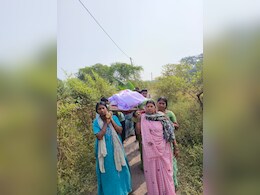 समाज को आईना ! चार बेटियों ने खुद उठाई पिता की अर्थी, संबंधियों ने कहा था- पुरुष चाहिए तो जमीन नाम करो