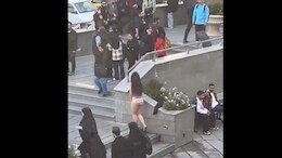 VIDEO Viral : हिजाबला विरोध करण्यासाठी तरुणीने भररस्त्यात काढले कपडे