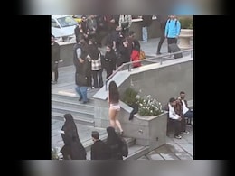 VIDEO Viral : हिजाबला विरोध करण्यासाठी तरुणीने भररस्त्यात काढले कपडे