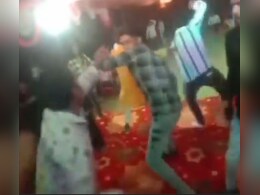 डीजे पर नाचते-नाचते गलती से हुआ कुछ ऐसा, कि दो गुटों में शुरु हो गया लात-घूसों वाला 'मारक डांस', यूजर्स बोले- ये क्या बवाल है डीजे पर नाचते-नाचते गलती से हुआ कुछ ऐसा, कि दो गुटों में शुरु हो गया लात-घूसों वाला 'मारक डांस', यूजर्स बोले- ये क्या बवाल है