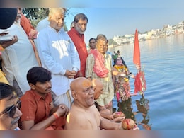 Pushkar mela: पुष्कर सरोवर में संतों ने किया शाही स्नान, बैंड-बाजे के साथ निकली शोभायात्रा 