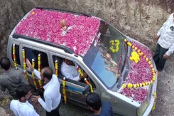 Gujarat Family Honours 'Lucky' Car With Burial Ceremony, 1,500 People Attend Gujarat Family Honours 'Lucky' Car With Burial Ceremony, 1,500 People Attend