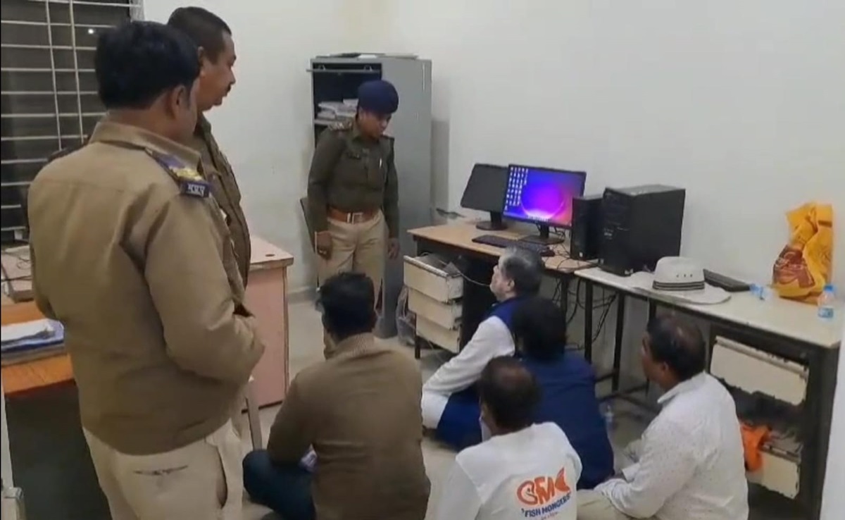 Prostitution Case: यात्री निवास में देह व्यापार, पुलिस ने मारा छापा, इतने लोग हुए गिरफ्तार