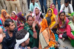 Chaos At UP Hospital After Fire, Families Demand To Meet Injured Children Chaos At UP Hospital After Fire, Families Demand To Meet Injured Children
