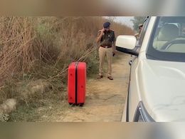 लाल रंग के सूटकेस में युवती की लाश! दिल्ली-लखनऊ हाइवे पर पुलिस भी दहल गई लाल रंग के सूटकेस में युवती की लाश! दिल्ली-लखनऊ हाइवे पर पुलिस भी दहल गई