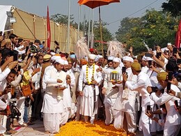 Udaipur city Palace:  च‍ित्‍तौड़गढ़ में 5 घंटे दस्‍तूर, फ‍िर उदयपुर में 8 घंटे हंगामा; 16 घंटे में खून से राजतिलक की रस्‍म पत्‍थरबाजी तक पहुंची   