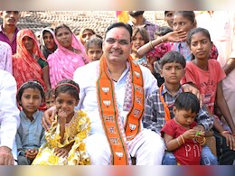 Rajasthan Politics: चौरासी में आदिवासी परिवार के घर पहुंचे सीएम भजनलाल, बच्चों को बांटी चॉकलेट; मंदिर में की पूजा