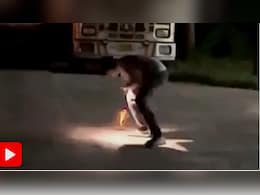 बेहद खौफ़नाक़: छात्रों ने पेट्रोल से भरे थैले में भरा पटाखा, फिर फ्यूल टैंकर के सामने फोड़ा; वीडियो हैरान कर देगा बेहद खौफ़नाक़: छात्रों ने पेट्रोल से भरे थैले में भरा पटाखा, फिर फ्यूल टैंकर के सामने फोड़ा; वीडियो हैरान कर देगा