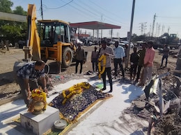 Bulldozer Action: MP में अब दरगाह पर चला बुलडोजर, हनुमान मंदिर की दीवार भी तोड़ी, जानिए क्या है मामला ? Bulldozer Action: MP में अब दरगाह पर चला बुलडोजर, हनुमान मंदिर की दीवार भी तोड़ी, जानिए क्या है मामला ?