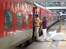 मुंबई में ट्रेन से सफर करने वाले यात्रियों को बड़ी राहत, आज से शुरू हुईं 13 नई एसी लोकल मुंबई में ट्रेन से सफर करने वाले यात्रियों को बड़ी राहत, आज से शुरू हुईं 13 नई एसी लोकल