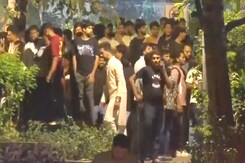 On Shah Rukh Khan's Birthday, Fans Assemble Outside Mannat To Celebrate On Shah Rukh Khan's Birthday, Fans Assemble Outside Mannat To Celebrate