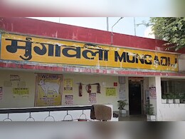 MP के इस जिले में एक ही साल में जर्जर हुई रेलवे स्टेशन की बिल्डिंग, खबर लेने वाला कोई नहीं