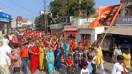 Jahazpur Tension: शाहपुरा के जहाजपुर में लगातार तीसरे दिन बाजार बंद, अब महिलाएं भी सड़कों पर उतरीं, थाने में फेंकी चूड़ियां