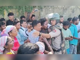 Protesters Clash With Cops As Gate To Dibrugarh Tea Estate Closed Protesters Clash With Cops As Gate To Dibrugarh Tea Estate Closed