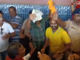 BJP Leader Accused Of Distributing Cash, High Drama Before Maharashtra Polls BJP Leader Accused Of Distributing Cash, High Drama Before Maharashtra Polls
