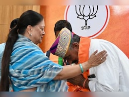 Rajasthan Politics: बीजेपी मुख्यालय पहुंचीं वसुंधरा, विजयी विधायकों को बधाई देकर 10 मिनट में ही चली गईं  Rajasthan Politics: बीजेपी मुख्यालय पहुंचीं वसुंधरा, विजयी विधायकों को बधाई देकर 10 मिनट में ही चली गईं