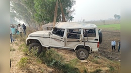 Road Accident: पुलिस की गाड़ी पलटी, मह&zwj;िला की स्&zwj;कूटी को बचाने के प्रयास में हुआ हादसा