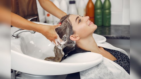 सर्दियों में बाल हो गए हैं रूखे और फ्रिजी, ये नेचुरल हेयर पैक बनाएंगा बालों को मुलायम और मजबूत