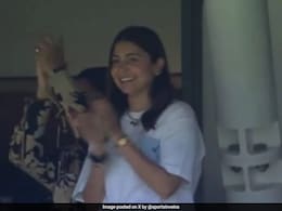 विराट कोहली को चीयर करने स्टेडियम में दिखीं अनुष्का शर्मा, एक्सप्रेशन देख फैंस दे रहे रिएक्शन विराट कोहली को चीयर करने स्टेडियम में दिखीं अनुष्का शर्मा, एक्सप्रेशन देख फैंस दे रहे रिएक्शन