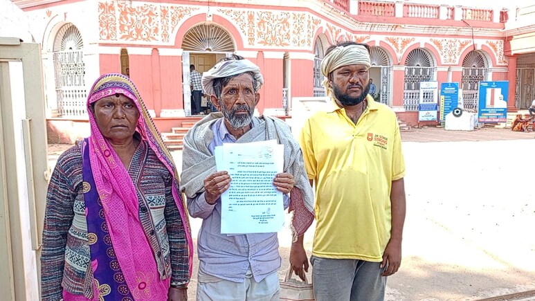 साहब ! आपका पटवारी मेरी जमीन बेच खाया, कलेक्टर के आगे रो पड़ा गरीब किसान