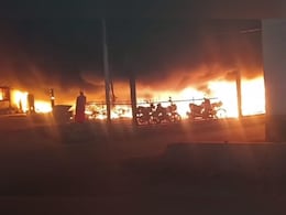 वाराणसी के कैंट रेलवे स्टेशन परिसर में लगी आग, 200 मोटर साइकिल जलकर खाक