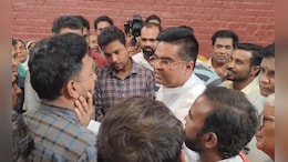 CG: भाजपा विधायक ने युवक की गर्दन पकड़कर दी धमकी! Video Viral होते ही मचा हड़कंप, पूर्व CM ने ये कहा&nbsp;