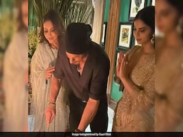 Shah Rukh Khan Cuts Birthday Cake With Gauri And Suhana By His Side. Bonus - Throwback Gold Shah Rukh Khan Cuts Birthday Cake With Gauri And Suhana By His Side. Bonus - Throwback Gold