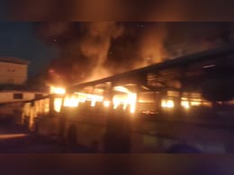 मुंबई: नालासोपारा में नगर निगम के डिपो में लगी आग, 6 गाड़ियां जलकर राख मुंबई: नालासोपारा में नगर निगम के डिपो में लगी आग, 6 गाड़ियां जलकर राख