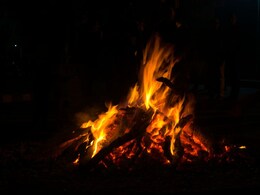 शेकोटीवर हात शेकताना मुली अचानक कोसळल्या, तिघींचाही मृत्यू