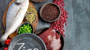 किस मिनरल की कमी से बाल झड़ते हैं? यहां जानिए!