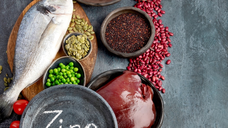 किस मिनरल की कमी से बाल झड़ते हैं? यहां जानिए!