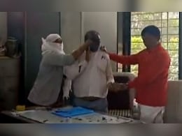 ग्रामसेविकेकडे शरीर सुखाची मागणी, विस्तार अधिकाऱ्याला धु..धु.. धुतलं