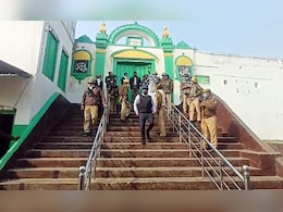 संभल: शाही जामा मस्जिद की रंगाई-पुताई का काम शुरू, ASI की निगरानी में बाहरी दीवारों पर हो रहा सफेद रंग संभल: शाही जामा मस्जिद की रंगाई-पुताई का काम शुरू, ASI की निगरानी में बाहरी दीवारों पर हो रहा सफेद रंग