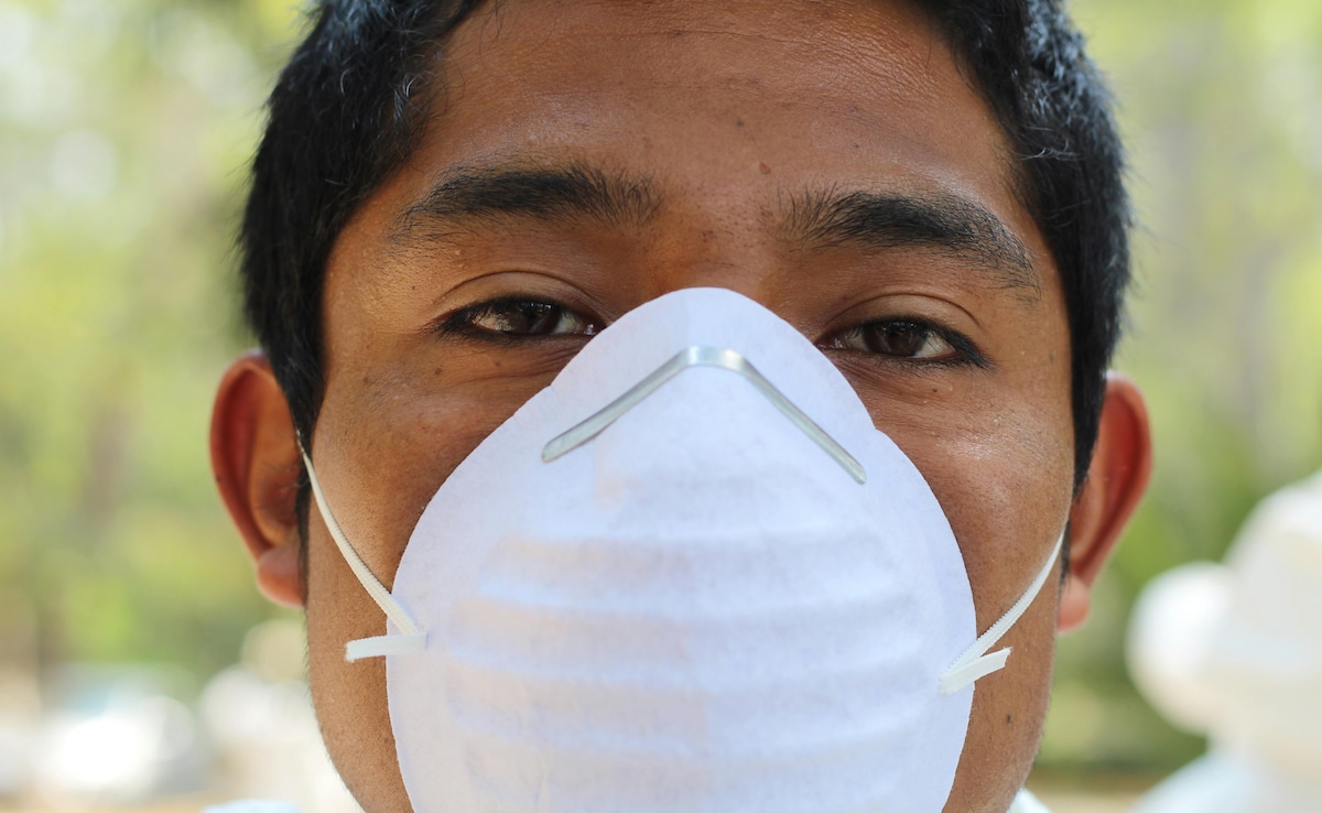 Delhi AQI: दिल्ली की जहरीली हवा से बचने के लिए लगाएं कौन सा मास्क, देखें कौन सा है सबसे असरदार