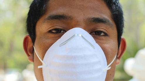 Delhi AQI: दिल्ली की जहरीली हवा से बचने के लिए लगाएं कौन सा मास्क, देखें कौन सा है सबसे असरदार