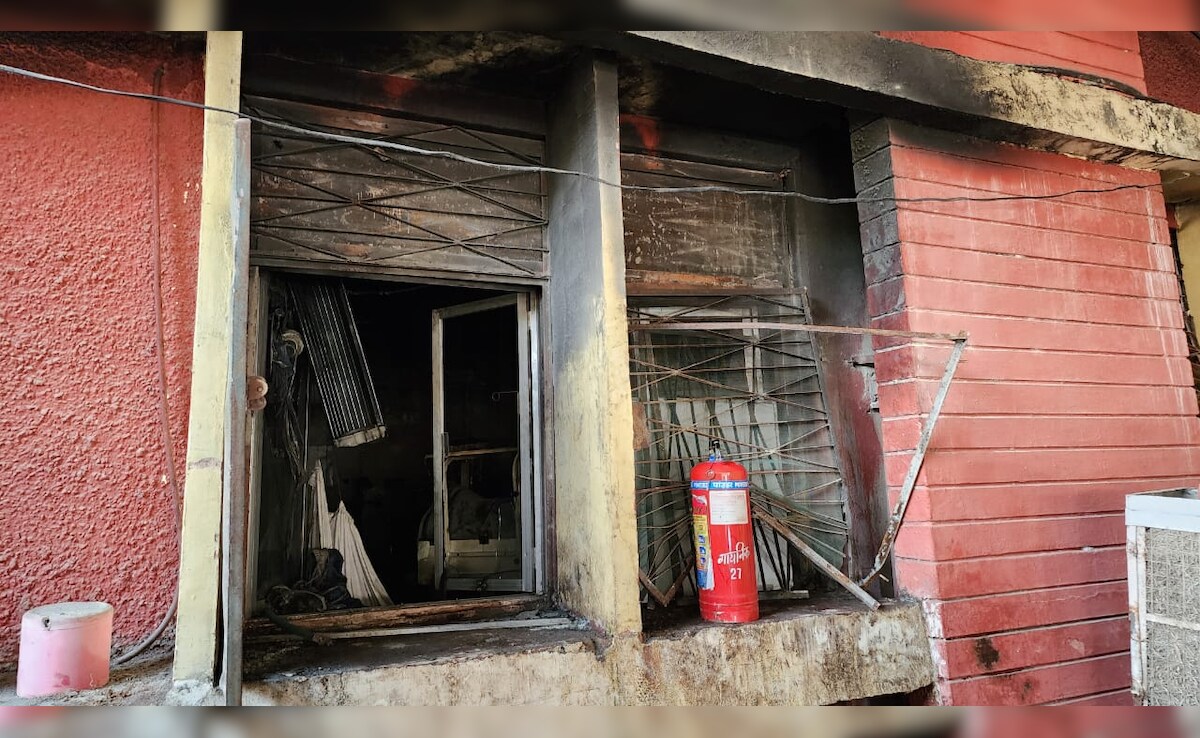 कलेजे पर पत्थर रख बच्चों की जलीं लाशें निकालते मां-बाप, झांसी से NDTV रिपोर्टर की आंखोंदेखी