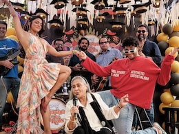 Jaya Bachchan Turns Singer In First Look Of <i>Dil Ka Darwaaza Khol Na Darling</i> Jaya Bachchan Turns Singer In First Look Of <i>Dil Ka Darwaaza Khol Na Darling</i>
