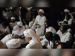 उदयपुर सिटी पैलेस में विश्वराज सिंह मेवाड़ को नहीं मिली एंट्री, बाहर सड़क पर समर्थकों के साथ बैठे चाय पीते नजर आए