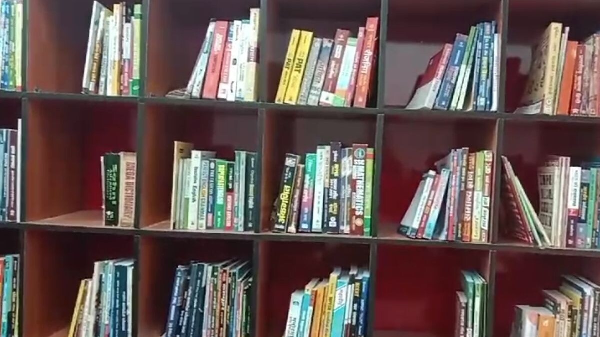 नक्सल प्रभावित इलाके में खुली लाइब्रेरी, पुस्तक दान करने वालों को ...