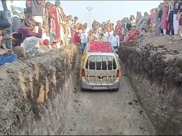 1500 लोगों का भोज, 4 लाख खर्चा...गुजरात के परिवार ने 'लकी कार' को दी समाधि, विधि-विधान से किया अंतिम संस्कार, जानें पूरा किस्सा