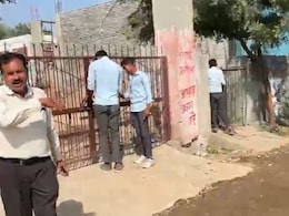 बिना शिक्षक चल रहे स्कूल को ग्रामीणों ने जड़ा ताला, शिक्षा अधिकारी ने कहा- क्या करें पूरे राजस्थान में है स्टाफ की कमी