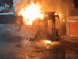 Watch video: पाली की सड़क पर अचानक आग के गोले में बदल गई AC बस,  यात्रियों में मची चीख पुकार; देखें वीडियो Watch video: पाली की सड़क पर अचानक आग के गोले में बदल गई AC बस,  यात्रियों में मची चीख पुकार; देखें वीडियो