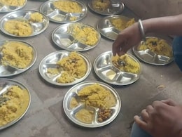 MP में बच्चों की जान के साथ खिलवाड़! मिड डे मील में निकला कीड़ा, बच्चों ने खाने से किया इंकार